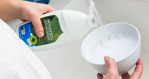 Mix up the dishwashing soap in warm water